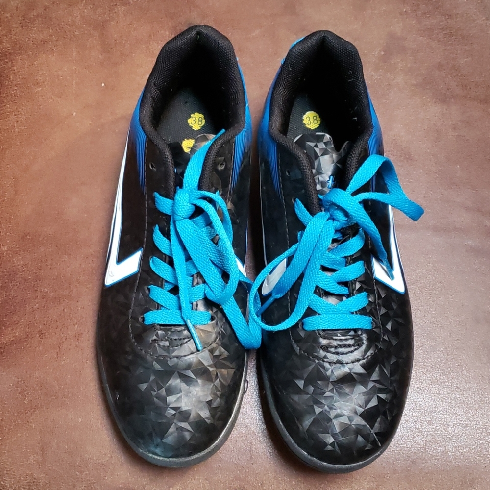 Indoor soccer shoes